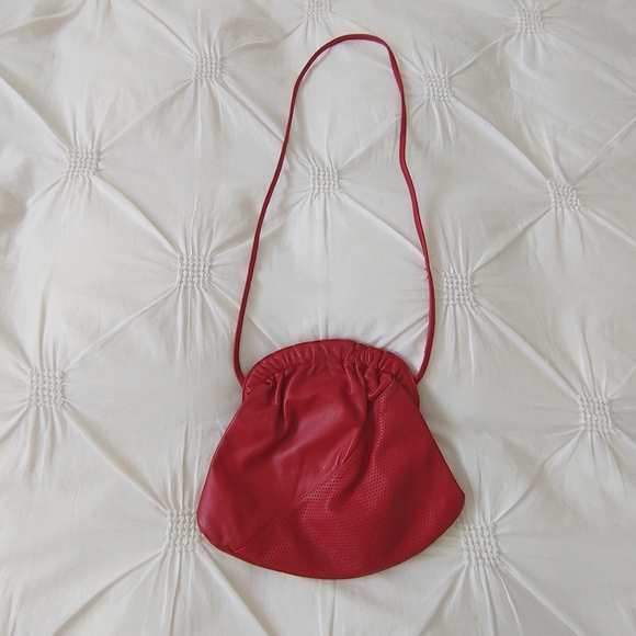 Vintage 80s red leather hinged clasp shoulder purse. - Picture 2 of 9